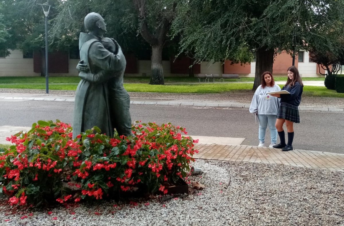 SolidaridadSJD's tweet photo. 🎨  En el marco de @EducaSJD_es, @sjdterreslleida lleva a cabo un proyecto de artes, con la participación de alumnos de 4º de ESO de @ins_lleida y personas atendidas en San Juan de Dios.

Las personas atendidas pintan un espacio que les guste con la ayuda del alumnado ❤️. https://t.co/jzV8Xb76UB