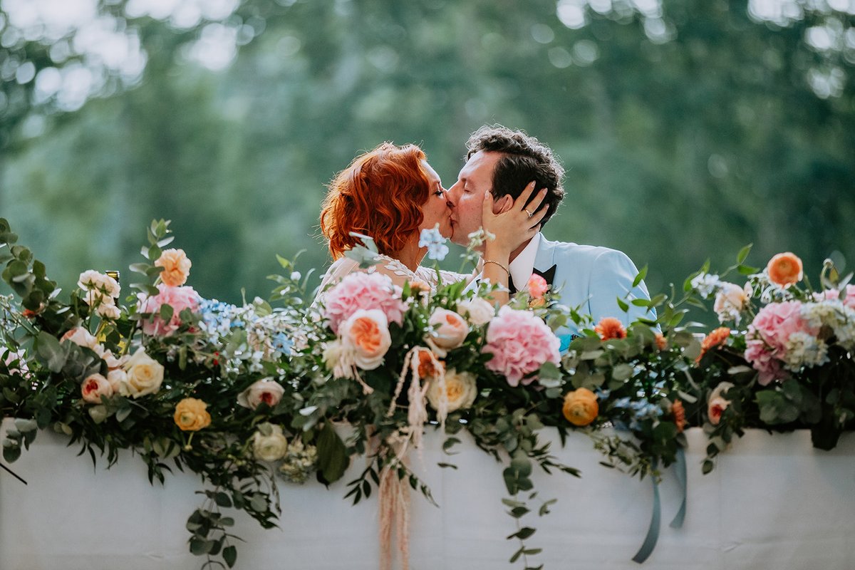 joybyjoelle's tweet photo. A warm summer Saturday evening where you're all dressed up and lockin lips at a table that is dripping in juicy blooms. What does everybody else do on a Saturday....😉

Planning: @joybyjoelle
Photographer: @‌janinedeanna
Venue: @‌hilltopweddingcenter
Rentals: @‌specialeventrental https://t.co/NDEtOO3xPf
