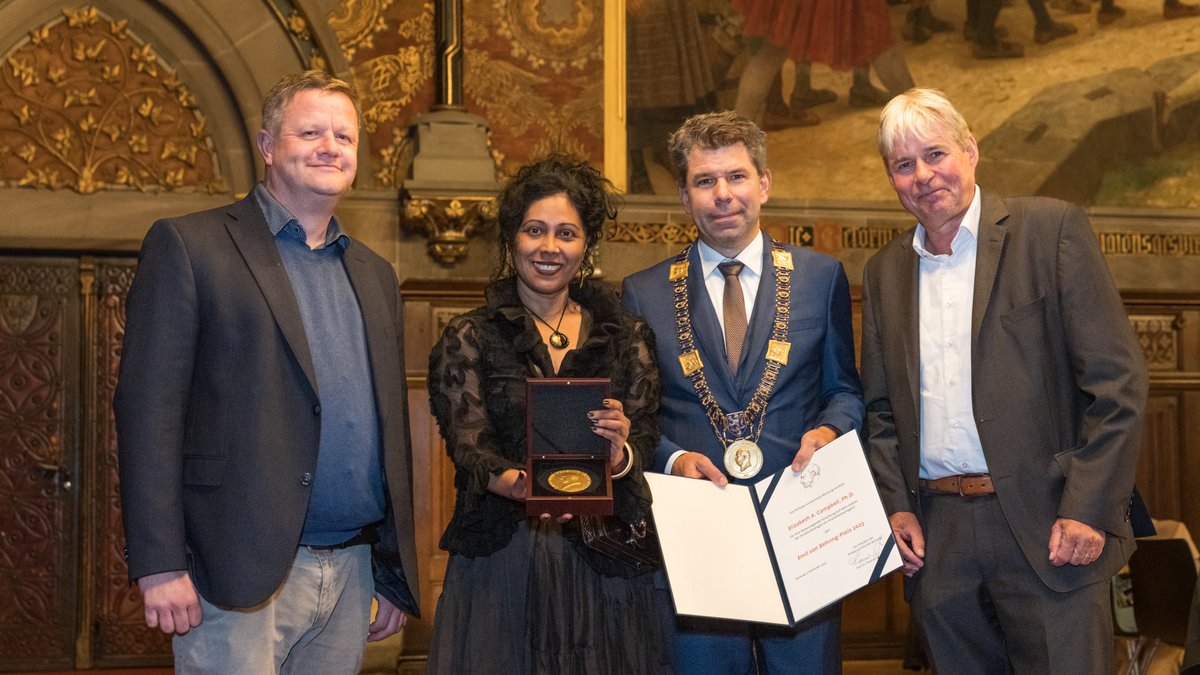 Rockefeller University (@rockefelleruniv) on Twitter photo Last week, Elizabeth Campbell of the #DarstLab received the Emil von Behring Prize from <a href="/Uni_MR/">Philipps-Universität</a> for her contribution to elucidating the structure of the SARS-CoV-2 polymerase. Congratulations!
📷 : Christian Stein Last week, Elizabeth Campbell of the #DarstLab received the Emil von Behring Prize from <a href="/Uni_MR/">Philipps-Universität</a> for her contribution to elucidating the structure of the SARS-CoV-2 polymerase. Congratulations!
📷 : Christian Stein
