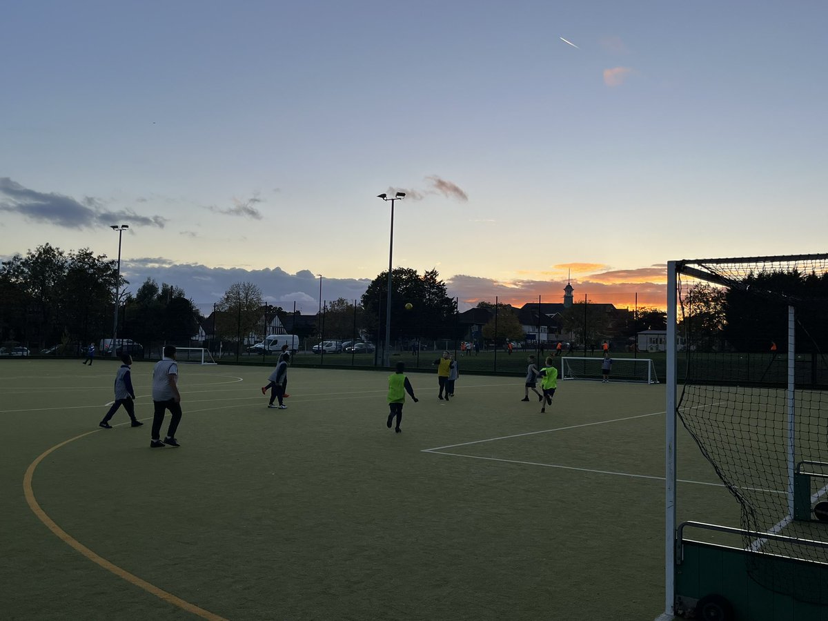TrinityPE_Belvd's tweet photo. Not sure if weβre here for the football or the sunset? Okβ¦ itβs for our Yr.7 football training, and what a turn out! #TrinityValues #TrinityPE https://t.co/7JfQRWGqed