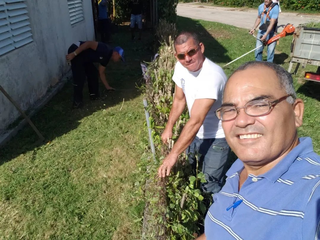 Los trabajadores del sector  de  #LasComunicaciones dando el #SíPorLaPatria en el mantenimiento y reparación del consultorio 15 #VamosXMás #IslaDeLaJuventud #PorUn26EnEl24