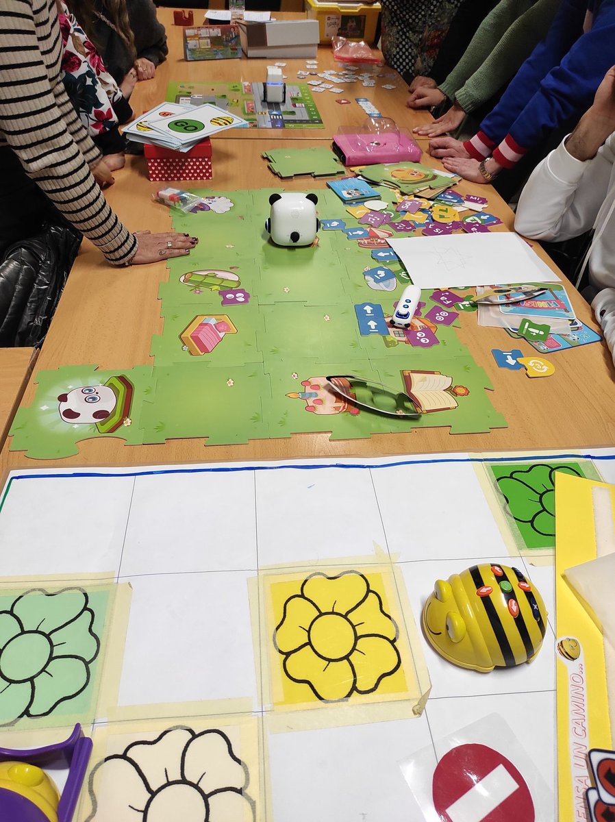 👩🏻‍🏫 CoDiCe TIC: situaciones de aprendizaje a través de la robótica en <a href="/CEIPLasMatillas/">CEIP Las Matillas</a> con <a href="/Deborahalf78/">Déborah</a> y <a href="/SasetaJose/">María José Saseta</a>

🔸Robótica y SA
🔸Marco curricular
🔸Pensamiento computacional 
🔸 Contacto con lego essential, r. mouse, mTiny, Bee bot..

#tiCyL #formaciónCyL
#CompDigEdu_CyL