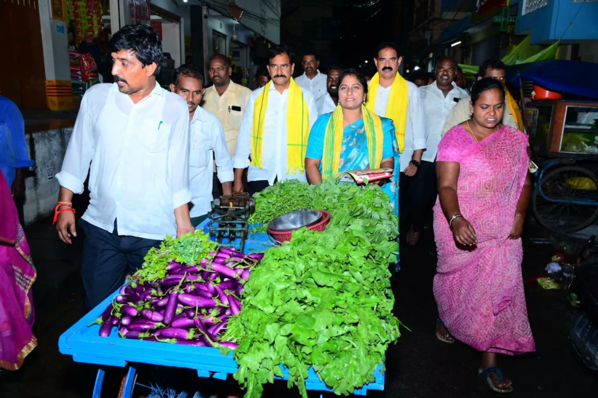 DevineniUma's tweet photo. ఎన్టీఆర్ జిల్లా : కొండపల్లి మున్సిపాలిటీ 

"కేపి ఆసిల్ టాక్స్" ను  రద్దు చేయాలంటూ తోపుడు బండి తోసుకుంటూ బ్యాంక్ సెంటర్,  మార్కెట్ ఏరియా లో టిడిపి కౌన్సిలర్లు నాయకులతో కలిసి (4, 5, 6 డివిజన్ పరిధిలో) నిరసన ప్రదర్శన నిర్వహించడం జరిగింది.

కే పి ఆసిల్ టాక్స్ రద్దు చేయాలి.. కట్టొద్దు కట్టొద్దు కేపి అశీల్ ట్యాక్స్ కట్టొద్దు అంటూ పెద్ద ఎత్తున నినాదాలు చేస్తూ కేపి అశీల్ కట్టొదని సూచించడం జరిగింది 

కామెంట్స్:-
భారీగా ఇంటి పన్ను పెంచేశారు కరెంటు చార్జీలు చెత్త పన్ను అంటూ పేదలపై పెనుబారం మోపారు

కొండపల్లి మున్సిపాలిటీలో కొత్తగా కెపి టాక్స్ విధించారు

10 లక్షలకు టెండర్ పిలిచి పది లక్షల పాతిక వేలకు కొట్టేసి రోజుకు లక్ష రూపాయల చొప్పున వసూలు చేస్తున్నారు

అమెజాన్ వారి వద్ద అప్పుడే ఎనిమిది లక్షల రూపాయలు తీసుకున్నారు

ఎమ్మెల్యే రౌడీ గ్యాంగ్ అరాచక శక్తులను పెట్టి కూరగాయల బండి,ఐస్ క్రీమ్, తట్టలలో అమ్ముకునే వాళ్ళ వద్ద అడ్డగోలుగా టాక్స్ వసూలు చేస్తున్నాడు 

అవినీతి కమిషనర్ ను అడ్డం పెట్టుకుని కొండపల్లి మున్సిపాలిటీలో అసిలు పేరుతో దోపిడీ చేస్తున్నారు

ఇబ్రహీంపట్నంలో బూడిద తింటున్నారు షాబాద్ జక్కంపూడి కొండలు కొట్టేశారు కపిలవాయి భూముల్లో అక్రమ గ్రావెల్ తోలేరు సెంటు పట్టా పేరుతో వందల కోట్లు కొట్టేశాడు

53 నెలల్లో మైలవరంలో ఎమ్మెల్యే వసంత కృష్ణ ప్రసాద్ 1000 కోట్లు కొట్టేశాడు

పొదిలి రవిని ఎవరు చంపారు? పుల్లయ్యను ఎవరు పంపారు? మర్డర్ కేసులో నీ పేరు చెప్పకుండా ఉన్నందుకు బావమరిది పోసాని కోటేశ్వరరావుకు భావనా టాకీస్ ఇచ్చాడు

చించిన నోట్ల గురించి ఎమ్మెల్యే వసంత కృష్ణ ప్రసాద్ ఎందుకు మాట్లాడడం లేదు

 నువ్వు ఎమ్మెల్యే వే అయితే అన్నం తినేవాడివే అయితే ఇబ్రహీంపట్నంలో పది రూపాయల నోట్లు చించారా లేదా దానిపై నీ అనుచరులపై ఎఫ్ ఐ ఆర్ నమోదయిందా లేదా చెప్పాలి

రోజుకు లక్ష రూపాయల చొప్పున పేదల దగ్గర రక్తం తాగుతూ 10 లక్షల రూపాయలు మున్సిపాలిటీకి ఆదాయం తెచ్చానని చెప్పటానికి సిగ్గుండాలి

అసిలు రద్దు చేసేదాకా నిన్ను వదల బొమ్మాలి

ఇంకా నీ సినిమా 100 రోజులే ఆ తర్వాత ప్రజలు బొంద తీసి పాతి పెడతారు

#KPTAX 
#KONDAPALLI 
#YCPFakeBrathuku 
#PichiJagan
#AndhraPradesh 
#NalugellaNarakam 
#JaganLosingIn2024
#ByeByeJaganIn2024 
#PsychoPovaliCycleRavali 
#JaganPaniAyipoyindhi 
#JaganFailedCM 
#PsychoJagan
#IdhemKarmaManaRashtraniki 
#RashtramaaRavanakaashtamaa