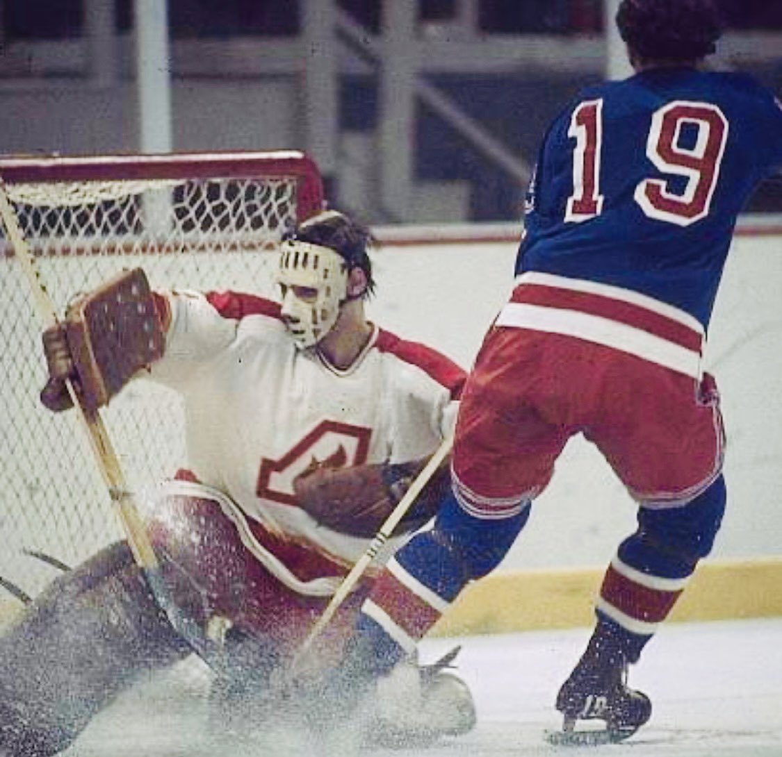 oldhockeycards's tweet photo. Who is this goalie..? 
Bonus points for #19..
#tooeasy https://t.co/2XRmj7ZP6W