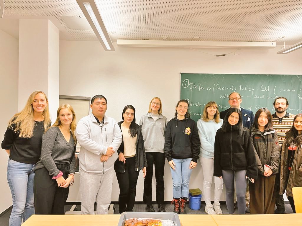 arwed2801's tweet photo. A good evening from the new Euroculture students @eucugoe @uniGoettingen 🇪🇺🌍✌️ #euroculture #goettingen #göttingen #gö #goe #eucugoe #EuCu #europe #EU #eucugö 🫂 @meingoettingen ❤️ https://t.co/eRdPk0VEoY