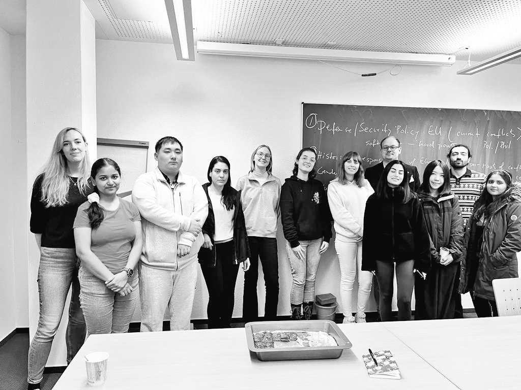 arwed2801's tweet photo. A good evening from the new Euroculture students @eucugoe @uniGoettingen 🇪🇺🌍✌️ #euroculture #goettingen #göttingen #gö #goe #eucugoe #EuCu #europe #EU #eucugö 🫂 @meingoettingen ❤️ https://t.co/eRdPk0VEoY
