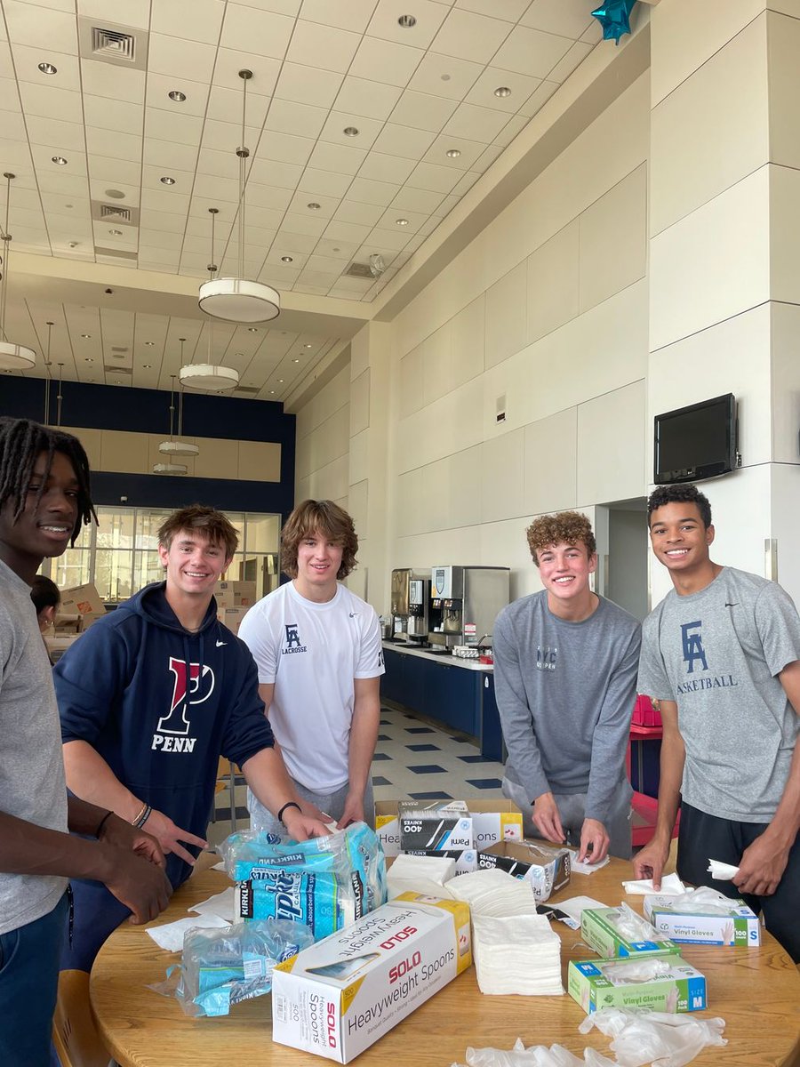 Ea1785's tweet photo. To kick off #EASpiritWeek2023 with a sense of community and purpose, 70+ students and teachers from EA, Haverford, and AIS came together on Sunday for the annual Snack Bag Pack-a-Thon! During the event, they packed 1,000 snack bags for people experiencing food insecurity. π https://t.co/JikDeVkXfc