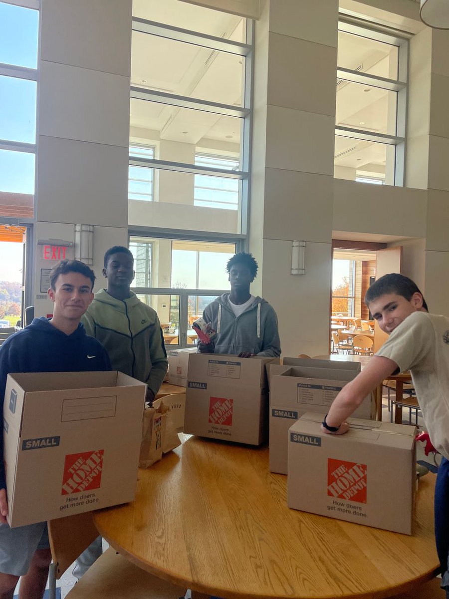 Ea1785's tweet photo. To kick off #EASpiritWeek2023 with a sense of community and purpose, 70+ students and teachers from EA, Haverford, and AIS came together on Sunday for the annual Snack Bag Pack-a-Thon! During the event, they packed 1,000 snack bags for people experiencing food insecurity. π https://t.co/JikDeVkXfc