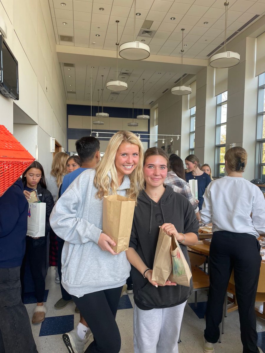 Ea1785's tweet photo. To kick off #EASpiritWeek2023 with a sense of community and purpose, 70+ students and teachers from EA, Haverford, and AIS came together on Sunday for the annual Snack Bag Pack-a-Thon! During the event, they packed 1,000 snack bags for people experiencing food insecurity. π https://t.co/JikDeVkXfc