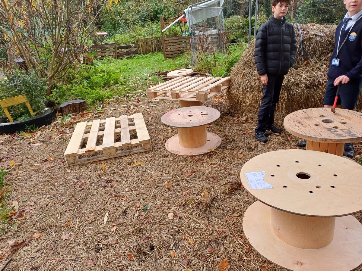 JasonCrane272's tweet photo. Thank you edumndson electrical for supplying us with these pallets and spindles to support the creative of students at Thorpe allotment. Hoping when they have more they can send it our way. Very grateful. Thank you Adam Ewles for sorting it. #exstudent #whoyouknow https://t.co/xtA5Pt4RkJ