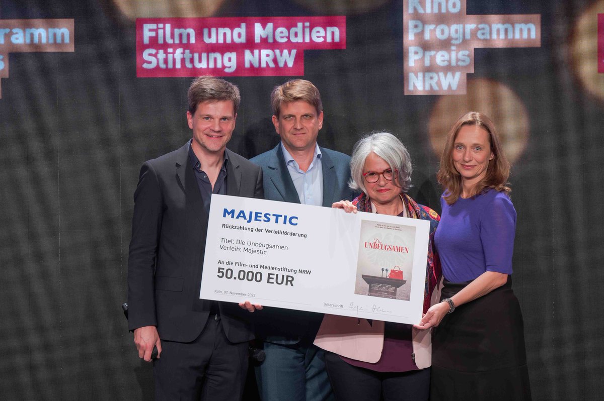 DIE UNBEUGSAMEN - als DVD, Blu-ray & VOD. (@unbeugsamenfilm) on Twitter photo Scheck is back! Herzlichen Dank an @filmedienrw für die Unterstützung zum Kinostart! #fmsgefördert
Verleiher Benjamin Herrmann, Produzent Leopold Hoesch, Protagonistin Christa Nickels und Christina Bentlage von der Filmstiftung NRW.
<a href="/broadviewtv/">BROADVIEW Pictures</a> Scheck is back! Herzlichen Dank an @filmedienrw für die Unterstützung zum Kinostart! #fmsgefördert
Verleiher Benjamin Herrmann, Produzent Leopold Hoesch, Protagonistin Christa Nickels und Christina Bentlage von der Filmstiftung NRW.
<a href="/broadviewtv/">BROADVIEW Pictures</a>