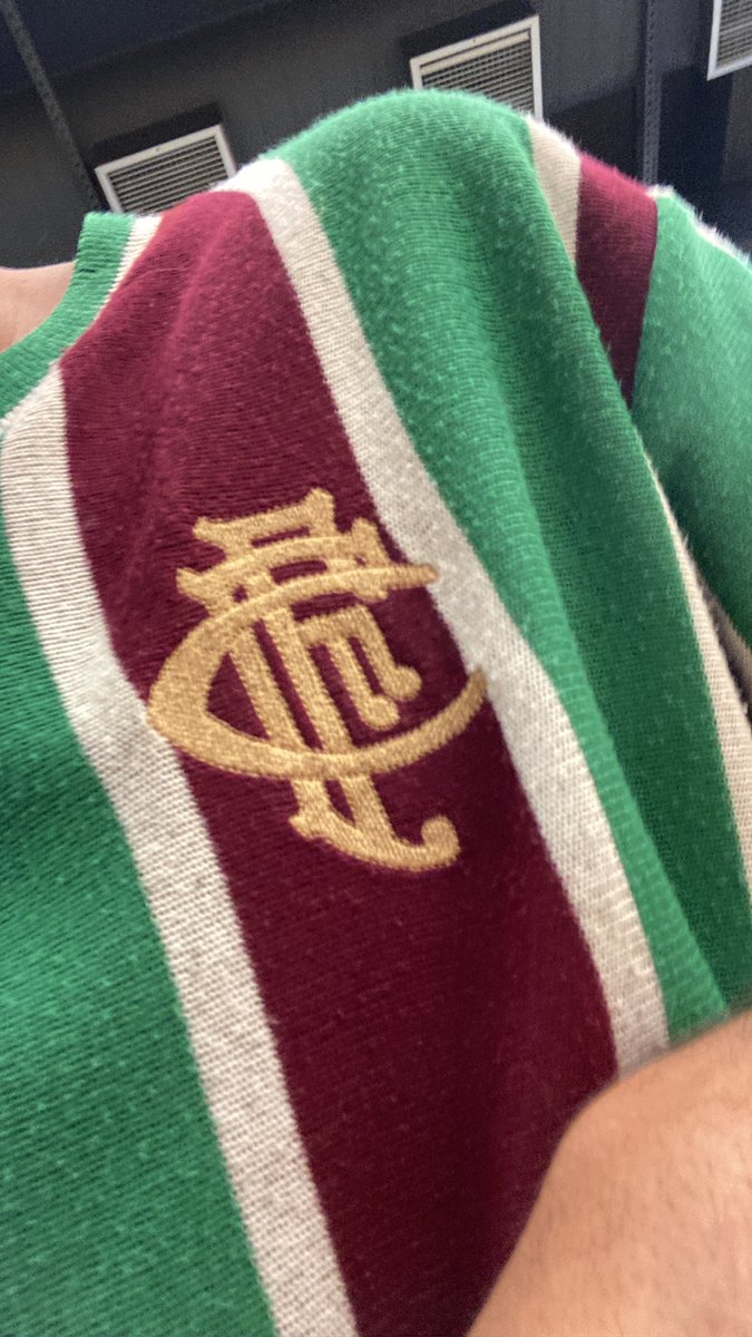 Torcida tricolor,

Poderiam me ajudar a tentar encontrar minha camisa q usei na final no Maracanã?

É minha camisa favorita, usei ela em todos jogos, e na confusão do 2º gol ela se foi de alguma forma, pela glória eterna.

Meu sonho seria reavê-la.

Vai que… RT p ajudar 🙏🏽🙏🏽