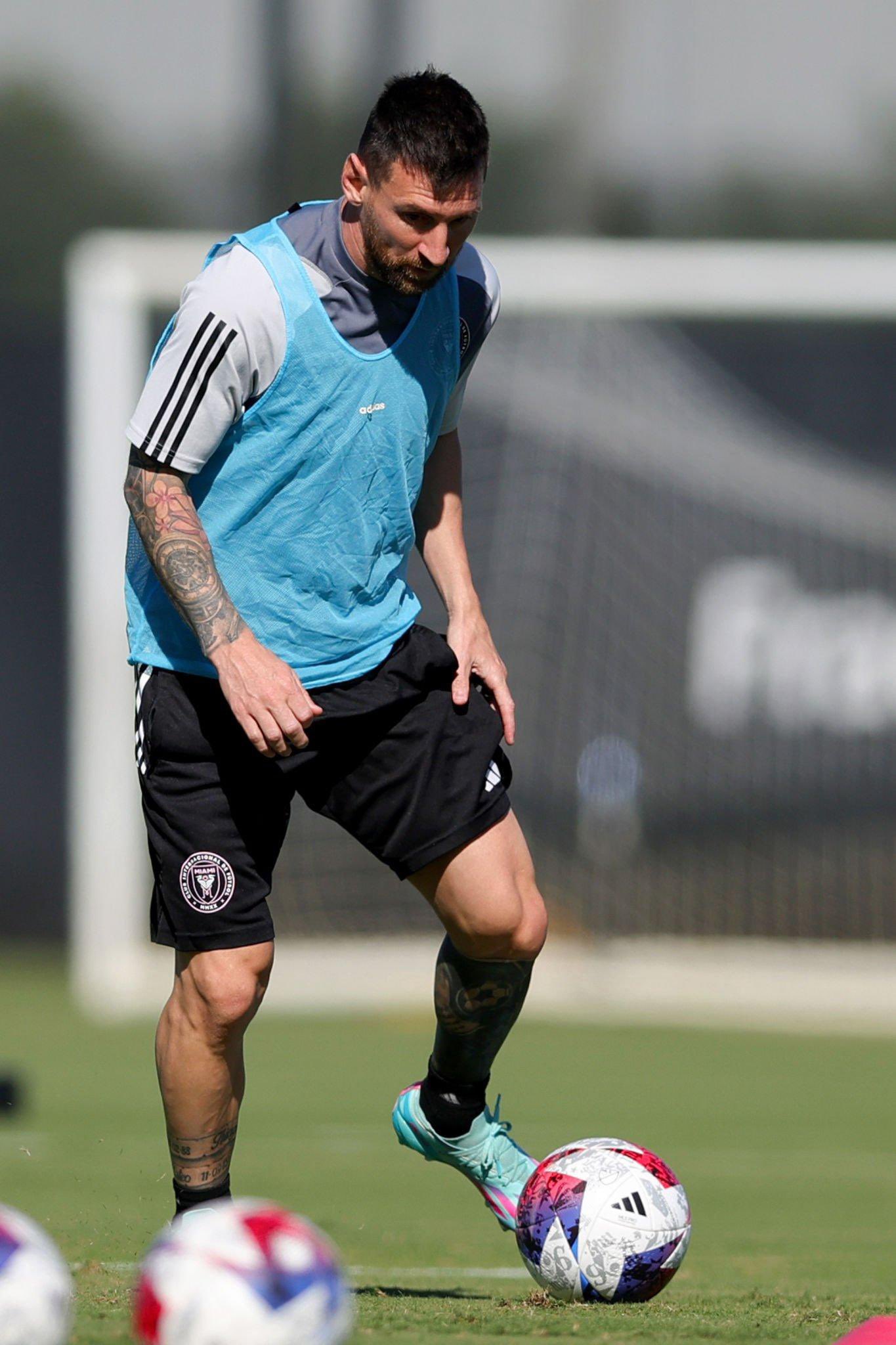 Messi participa en un entrenamiento ligero con palmaditas amistosas en el hombro durante el entrenamiento de debut del nuevo miembro del equipo 1