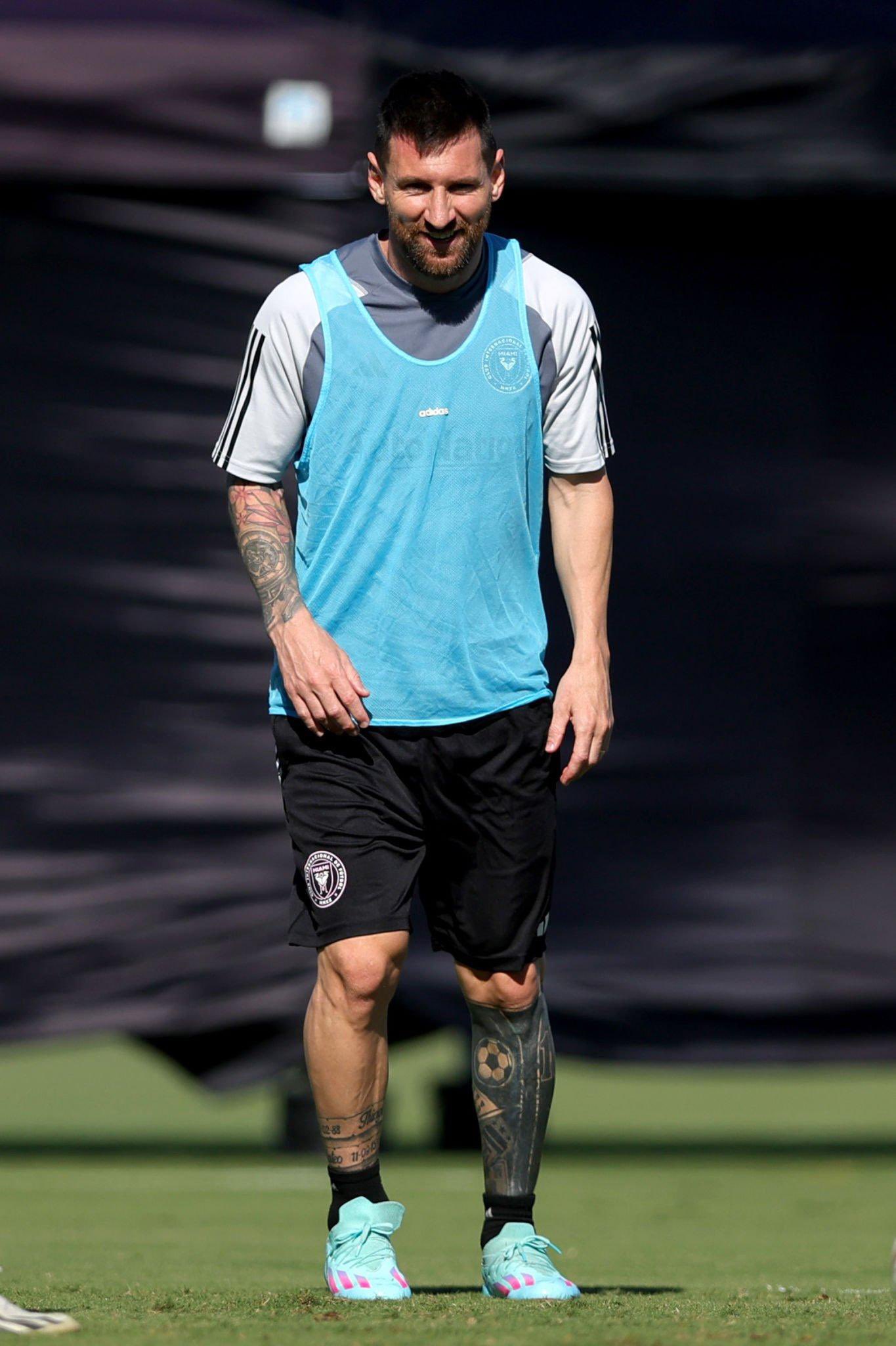 Messi participa en un entrenamiento ligero con palmaditas amistosas en el hombro durante el entrenamiento de debut del nuevo integrante del equipo 3
