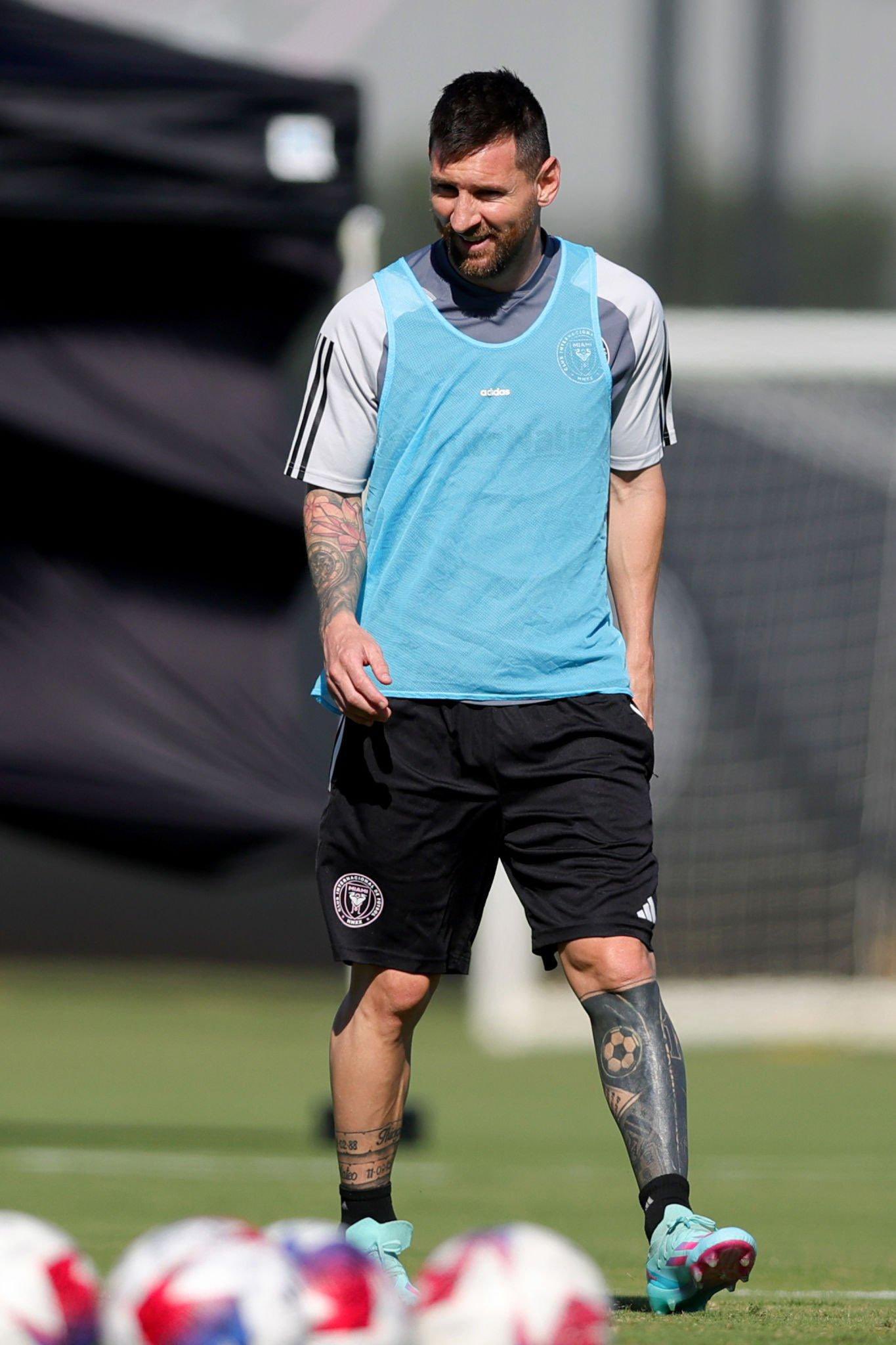 Messi participa en un entrenamiento ligero con palmaditas amistosas en el hombro durante el entrenamiento de debut del nuevo miembro del equipo 2
