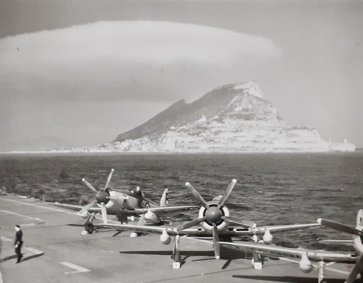 The Colossus-class aircraft carrier HMS Glory (R62) operating Hawker Sea Furies on flying exercises off Europa Point #Gibraltar in September 1950. 🇬🇧🇬🇮🏴󠁧󠁢󠁥󠁮󠁧󠁿⚓️
#WarshipPorn #EuropaPoint #RockofGibraltar