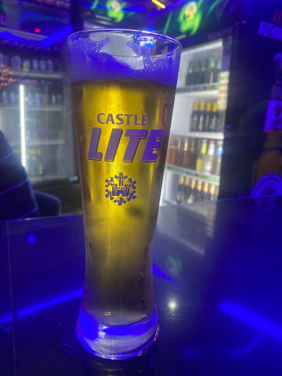 Midweek vibes hit different with Ice cold Castle Lite beers as you wait for Sevilla to school Arsenal😂 #UnlockRefreshEnjoy #WeHaveHitRefresh