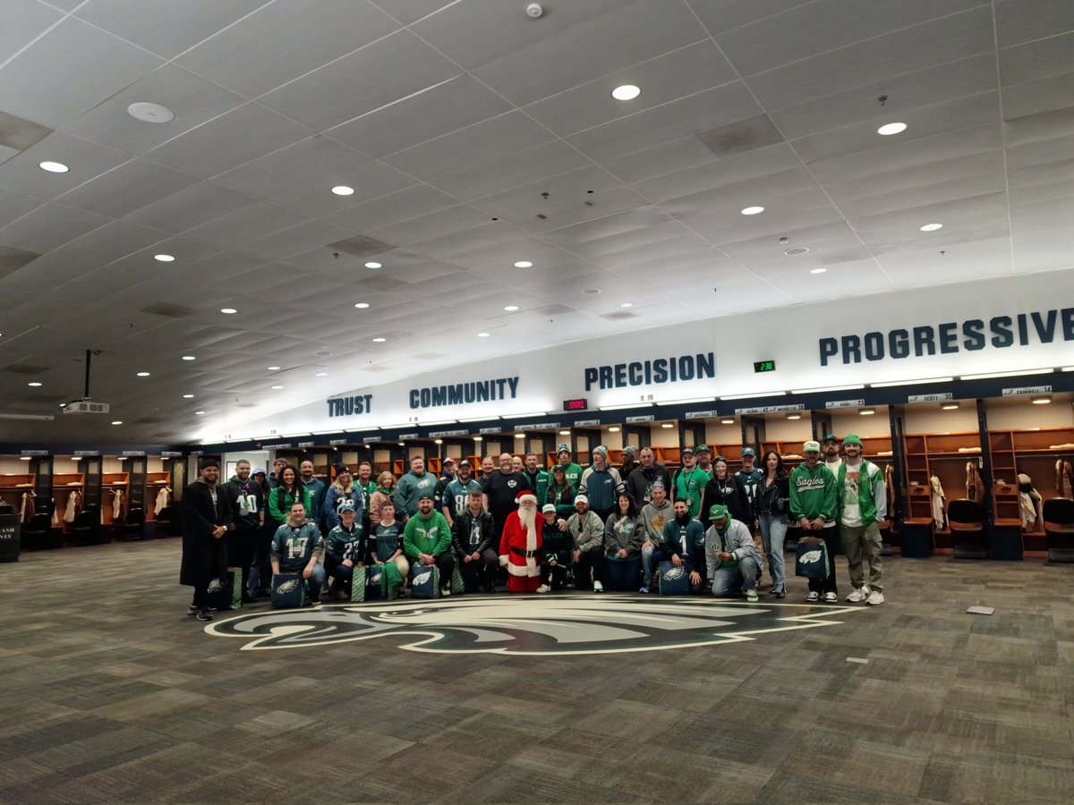 BritishEagles's tweet photo. That was the trip of a lifetime #Eagles

🏈 Eagles beat Dallas
🏟Linc Tour with @EROCK_Eagles
🏀76ers game with Seth Joyner and @darealtank78 
🏒Flyers Game
🖥On 3x News channels - including with @JennFredFOX29 
🦅 Met @CoachSings at xfinity 
🍖 Tailgate and more with @4thandJawn
🚀 All possible with @SportsTripsPHL

🇮🇪🇬🇧 And did it all with 25x of the best UK and Irish Eagles fans there are. Memories for life, friends for life. 

🎥 Watch out for the video that recaps it all in the coming weeks, plus details about next year's trip!

Go Birds 🦅🦅🦅🦅