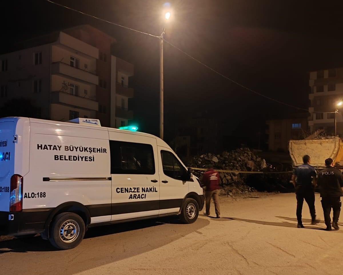 Hatay’da asrın felaketinin 275. gününde enkaz içerisinden ceset çıktı.
Antakya Akevler Mahallesinde depremde yıkılan bir binanın temelinin kaldırılması için  yürütülen çalışmalarda enkazdan ceset  çıktı. Yabancı uyruklu bir şahsa ait olduğu düşünülen ceset, bölgedeki incelemenin