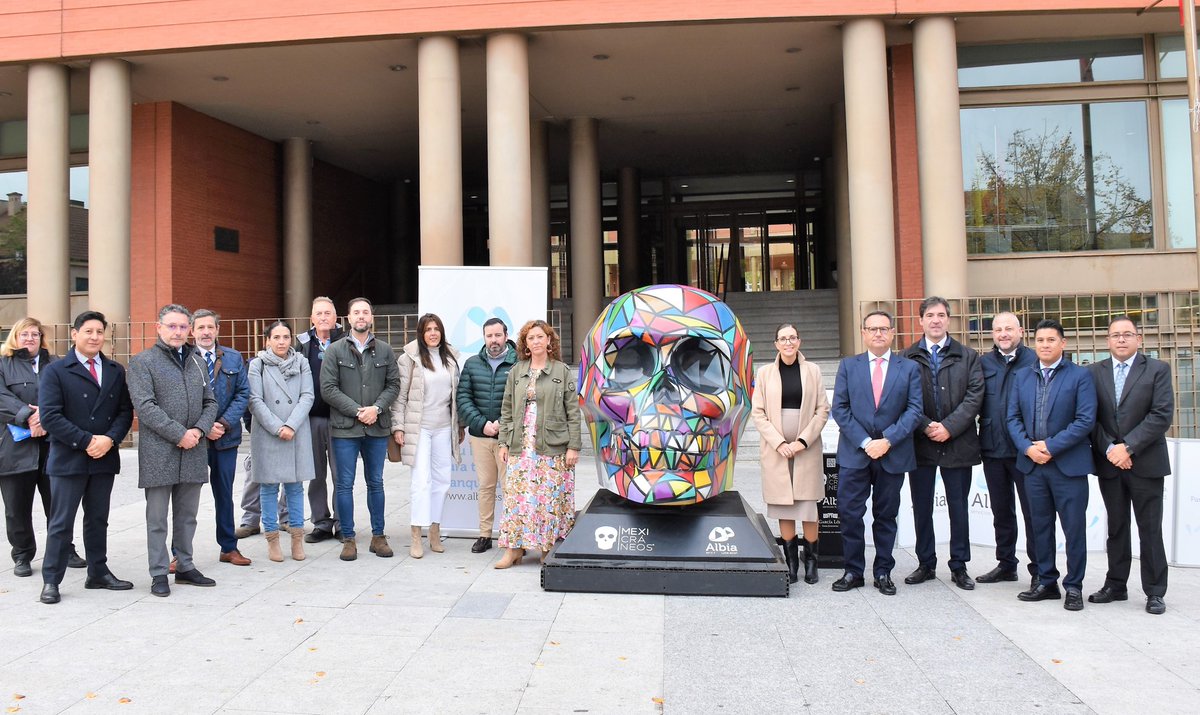 El paseo por las calles de @#VillaviciosadeOdón tiene estos días un aliciente añadido para vecinos y visitantes. Y es que hasta el 30 de noviembre se podrá contemplar en diversas zonas del municipio una de las mayores muestras de arte urbano ‘Mexicráneos’,
acortar.link/gP2zaO