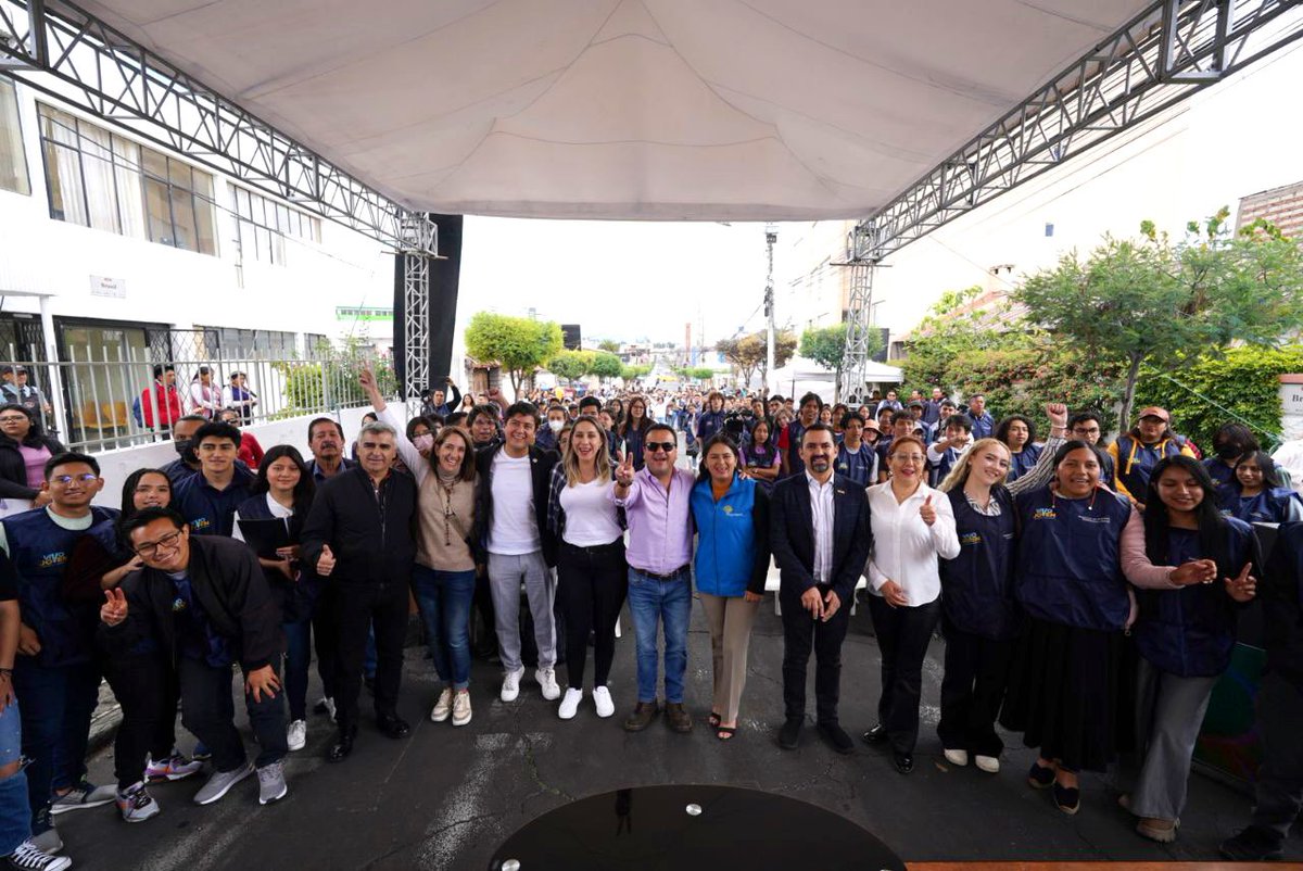 EstebanBernalB's tweet photo. En nuestro recorrido por #Chimborazo 📍llegamos hasta la ciudad de #Riombamba para escuchar y dialogar con cerca de 400 jóvenes del programa #VivoJoven. Ellos nos compartieron las acciones, resultados e impactos de las actividades que realizan.
También recorrí los diferentes espacios de la Casa de la Juventud, donde evidencié todas sus habilidades y destrezas.

Que grato que en el Gobierno del Presidente @LassoGuillermo logramos que alrededor de 12 mil jóvenes pertenezcan al mayor y más grande programa de voluntariado del país que cambia la vida de quienes más necesitan. Además, desde @InclusionEc, en esta provincia, invertimos más de USD 75 millones en programas y servicios que benefician a 90.284 usuarios.

¡Juntos vivimos lo que es una experiencia transformadora! 🙋‍♀️🙋🇪🇨❤️