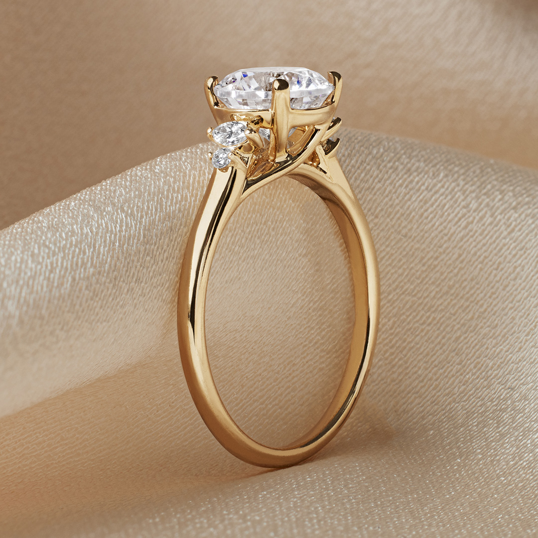 Not sure where to start when shopping for an engagement ring? We’re here to help! Link in bio to start designing the ring of your dreams 💍 ✨