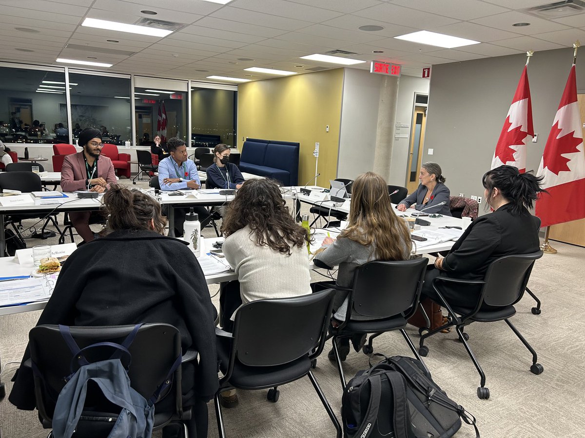 juliedabrusin's tweet image. Yesterday, I had great discussions with members of the Environment and Climate Change Youth Council @cjeccyc! We chatted about low-carbon transportation, how to talk about climate change, and being a woman in politics.