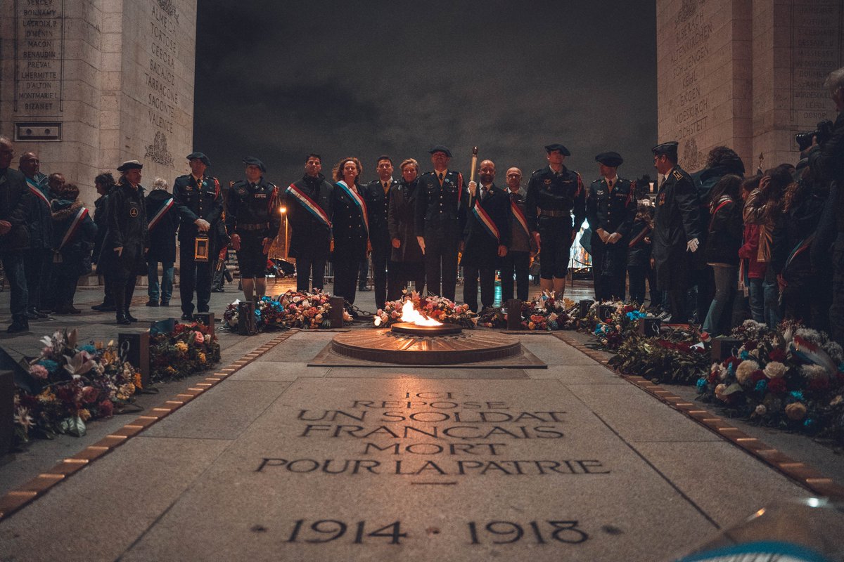 Ce soir, le 27e BCA était à Paris sur la tombe du Soldat inconnu, afin d'y prélever un fragment de la Flamme éternelle.
Elle voyagera jusqu'en Haute-Savoie, où elle traversera différentes communes à l'occasion des commémoration du #11Novembre.
#VotreHistoireNotreHistoire