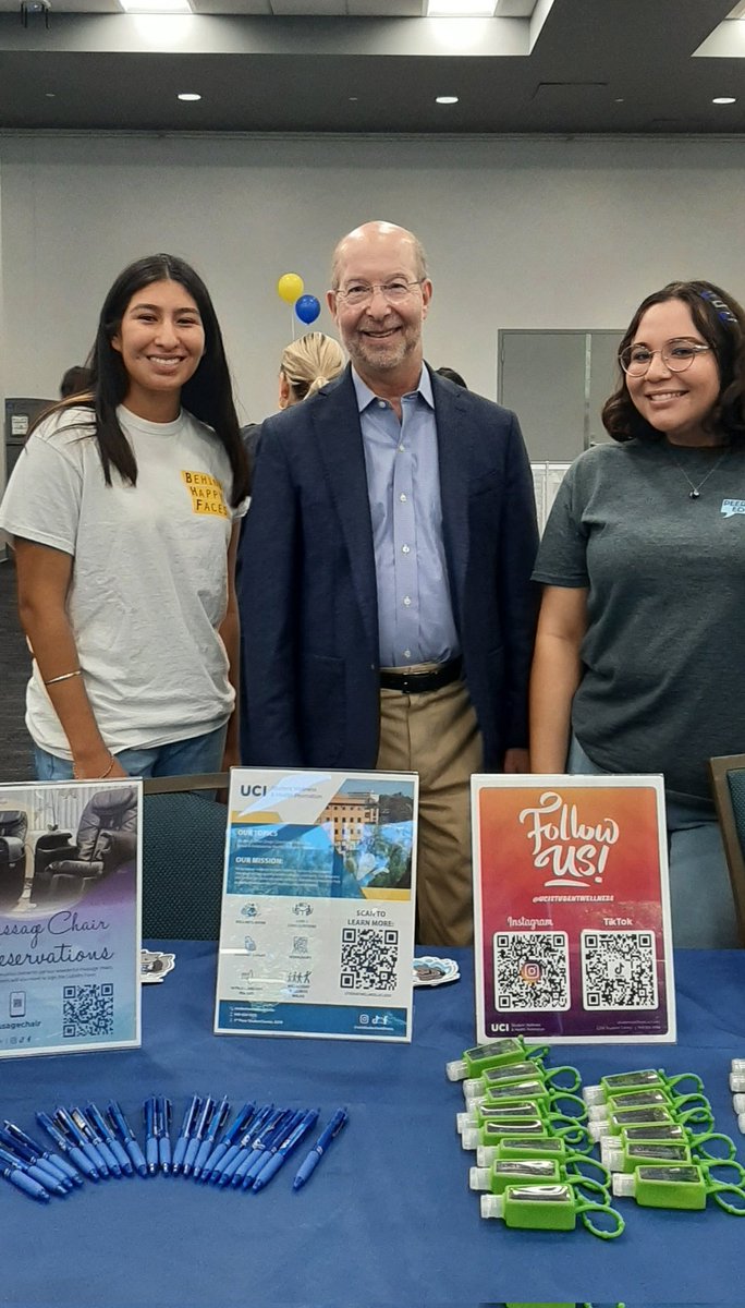 Today was the #FirstGen celebration at @UCIrvine. Delighted to meet two @Social_Ecology students who staff the student wellness program. Half the undergraduates in our school are first generation college attendees!