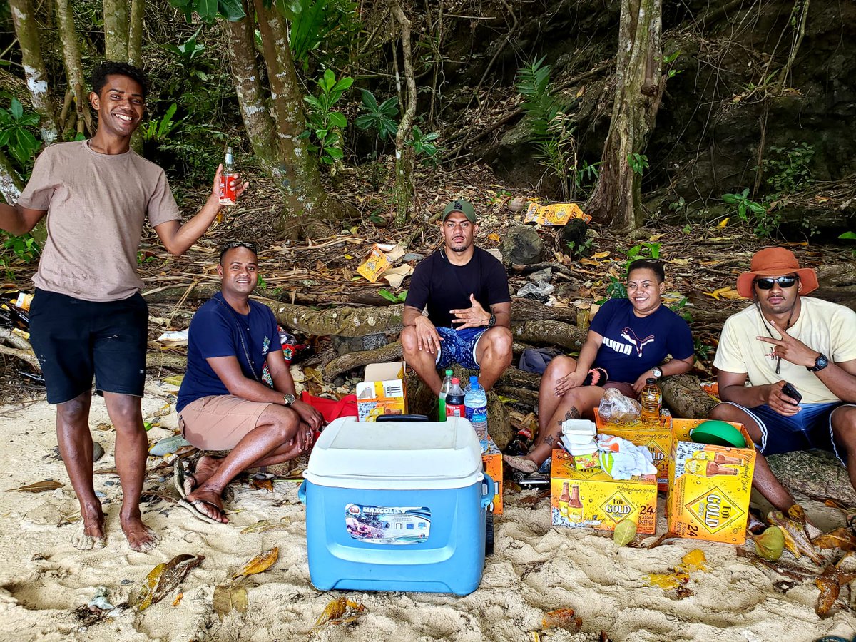 beckylevu's tweet photo. : Planned to spend few hours on the beach with my island friends last weekend. #DayOffMode #IslandLife #Workmates #TaveuniYanuyanuBulabula ❤️ https://t.co/TNziybvQ1k