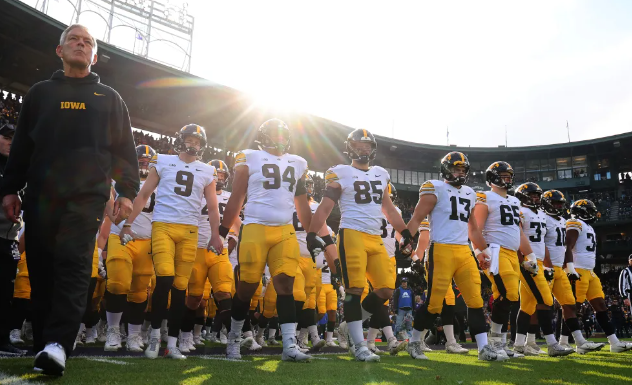 johnewing's tweet photo. Iowa-Rutgers total 28.5.

This is the lowest total in college football over the last 30 years.

UNDERs are 37-19-1 in @HawkeyeFootball games since 2019 per @EvanHAbrams. https://t.co/bXyRqr47aE
