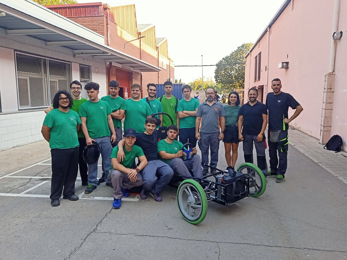AusitAuto's tweet photo. Ja tenim l'equip d'Electrocat d'aquest any. 
12 alumnes que es divideixen els diferents reptes en 3 grans grups:
➡️ Grup d'estructures i carrosseria.
➡️ Grup de Mecànica.
➡️ Grup d'electricitat.

@activafp @electrocatfp @pespm @JJuanbrakes @motul @NG_BrakeDisc https://t.co/AXgMq3aYYK
