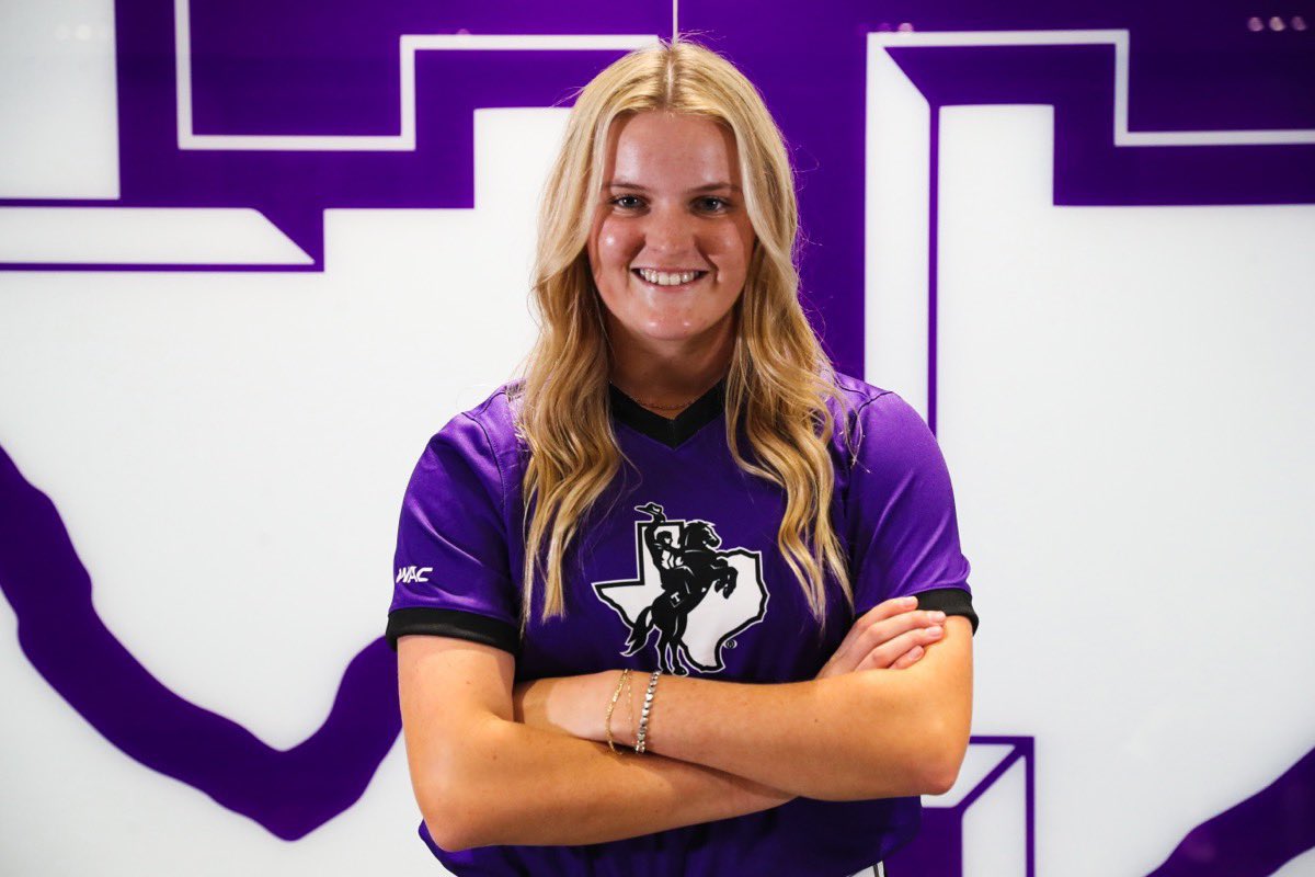 sadiebeck2024's tweet photo. It’s officially official!! I can’t wait for the next 4!!💜💜💜 #BLEEDPURP @TarletonSB @Coach_Cump @StefPhillips4 @AlyxCordell https://t.co/HsPtNEgKpH