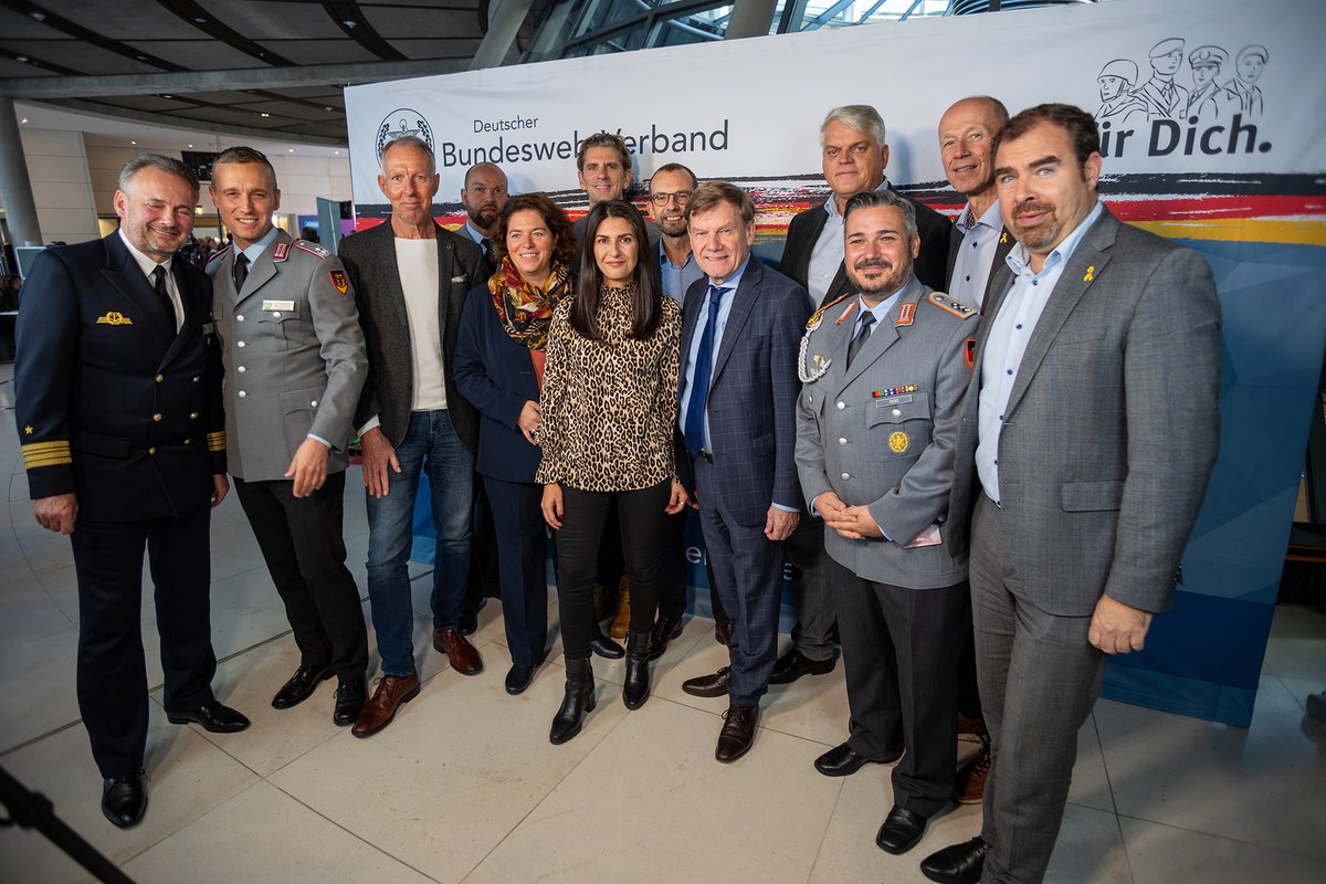 BundeswehrVerband (@dbwv) on Twitter photo Politikerinnen und Politiker aller Parteien im <a href="/Bundestag/">Deutscher Bundestag</a> haben bei unserer Aktion Gelbe BĂ€nder der SolidaritĂ€t mitgemacht und GrĂŒĂe an die Soldatinnen und Soldaten im Einsatz ĂŒbermittelt - dafĂŒr ein dickes Dankeschön vom <a href="/DBwV/">BundeswehrVerband</a>! #gelbebĂ€nder #gelbebĂ€nderdersolidaritĂ€t Politikerinnen und Politiker aller Parteien im <a href="/Bundestag/">Deutscher Bundestag</a> haben bei unserer Aktion Gelbe BĂ€nder der SolidaritĂ€t mitgemacht und GrĂŒĂe an die Soldatinnen und Soldaten im Einsatz ĂŒbermittelt - dafĂŒr ein dickes Dankeschön vom <a href="/DBwV/">BundeswehrVerband</a>! #gelbebĂ€nder #gelbebĂ€nderdersolidaritĂ€t