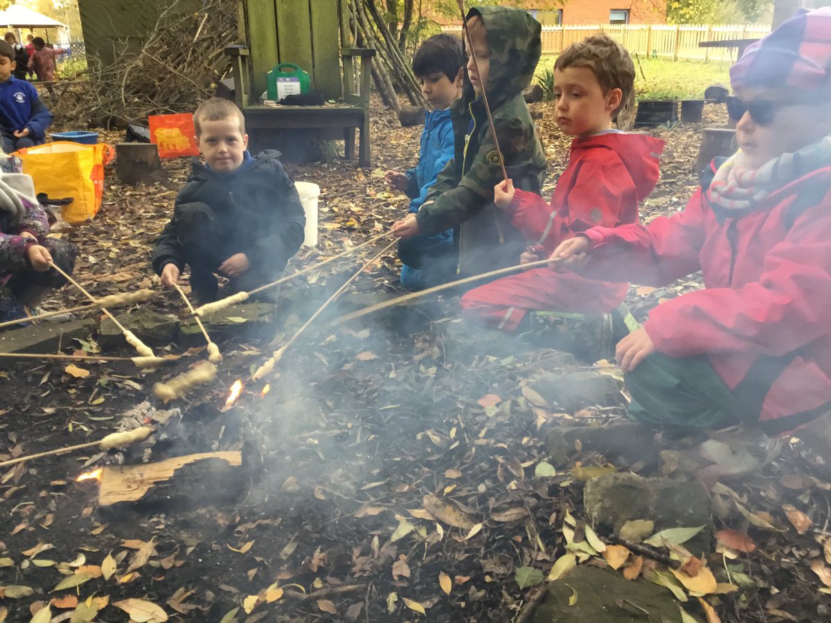 lordderamores's tweet photo. In the forest Y1 cooked bread.  They thought about how the flour changed into sticky dough when we added water, then how the dough changed into bread when cooked.  They discussed how closeness to the flames changed how quickly it cooked (or burnt!). #LordDForest #LordDSci https://t.co/3PJEvDTyIZ