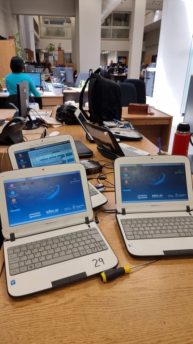 alejandro_net's tweet photo. Hoy me puse a hacer trabajos técnicos. Creo q si hubiera más mesas las uso. 😂 https://t.co/qnTmdaay2B