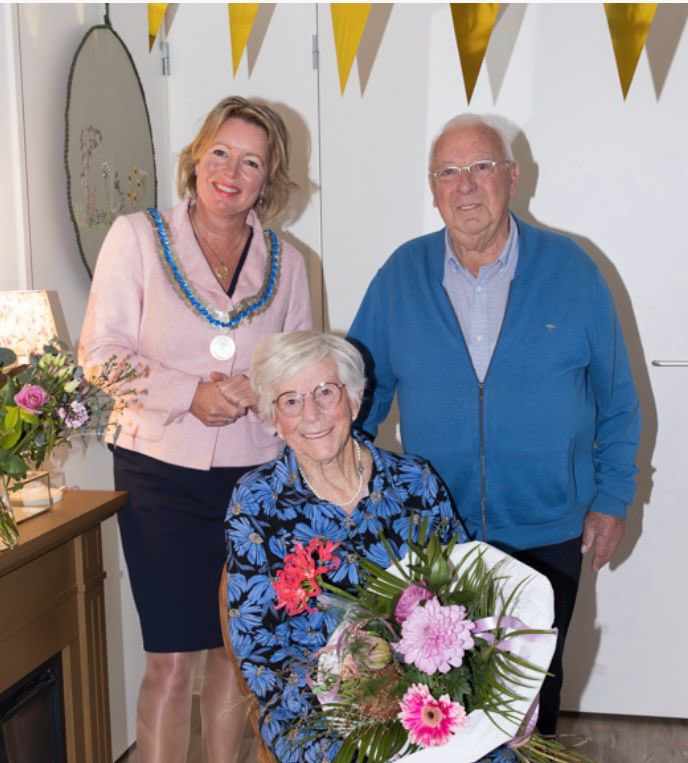 BurgmOverbetuwe's tweet photo. Vanmiddag gezellig op โ๏ธbezoek geweest bij het echtpaar van Wissing โ Kerkhof in #Andelst voor hun 60-jarig huwelijk. Nogmaals van harte gefeliciteerd met uw diamanten huwelijk namens @Gem_Overbetuwe ๐ https://t.co/fJjRQD6c95