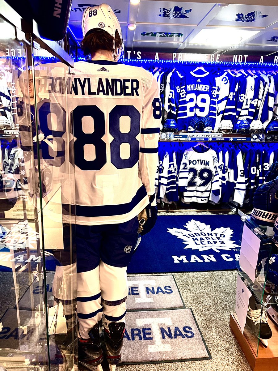 leafguy403's tweet image. I promised to give back to you beauts!NOTHER CONTEST!
Nylander is on a 12 game heater.

If Willy scores twice tonight I’ll do a random draw for your choice of either game worn Mitts or an Arenas jersey new with tags. 
All you have to do is share this!
GOOD LUCK &amp;amp; GO 88!
GO LEAFS…