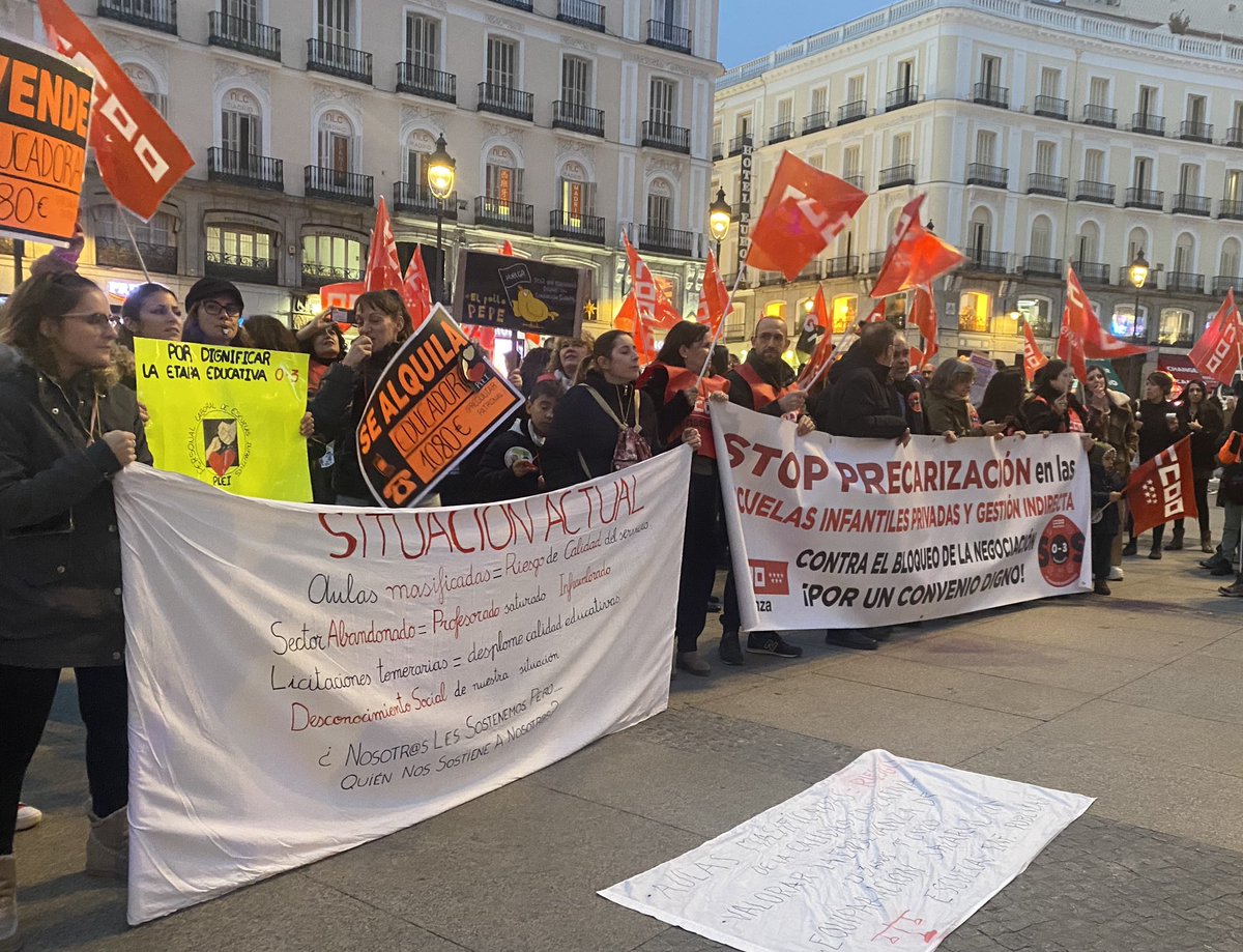 Carmenv81's tweet photo. ¿Sabes cuánto cobra la educadora o el educador infantil que atiende la clase de tus hijos e hijas? 

Que se encarga de 8 beses si tienen menos de 1 año.

Que se encarga de 20 niños y niñas si tienen entre 1 y 3 años.

1080€ al mes.
#conveniodignoya #huelgaescuelasinfantiles https://t.co/qqP7203YA5