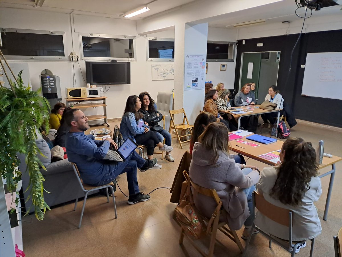 EscolaMerce's tweet photo. Fem una reunió pedagògica per reflexionar sobre quines competències professionals docents considerem més importants al nostre centre educatiu. Som un equip amb un compromís ferm respecte el #desenvolupamentprofessional i formem part del #ProgramaSensei. #Somlídersfemlíders https://t.co/WhGe6xEgMX