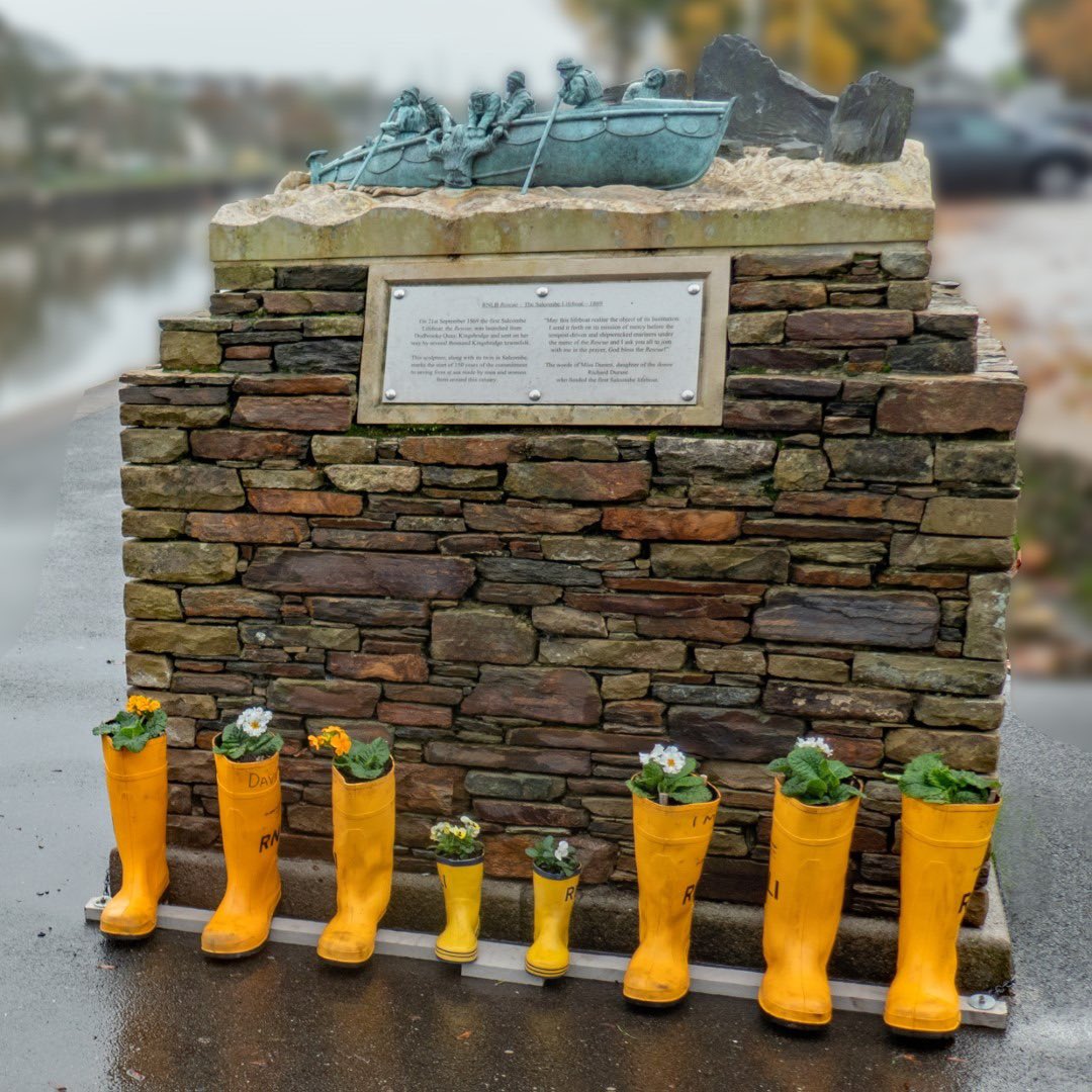 Have you noticed our new planter? Kingsbridge in Bloom are supporting  <a href="/RNLISalcombe/">RNLI Salcombe</a> in their 200th anniversary in 2024 💙🧡 <a href="/RNLI/">RNLI</a>