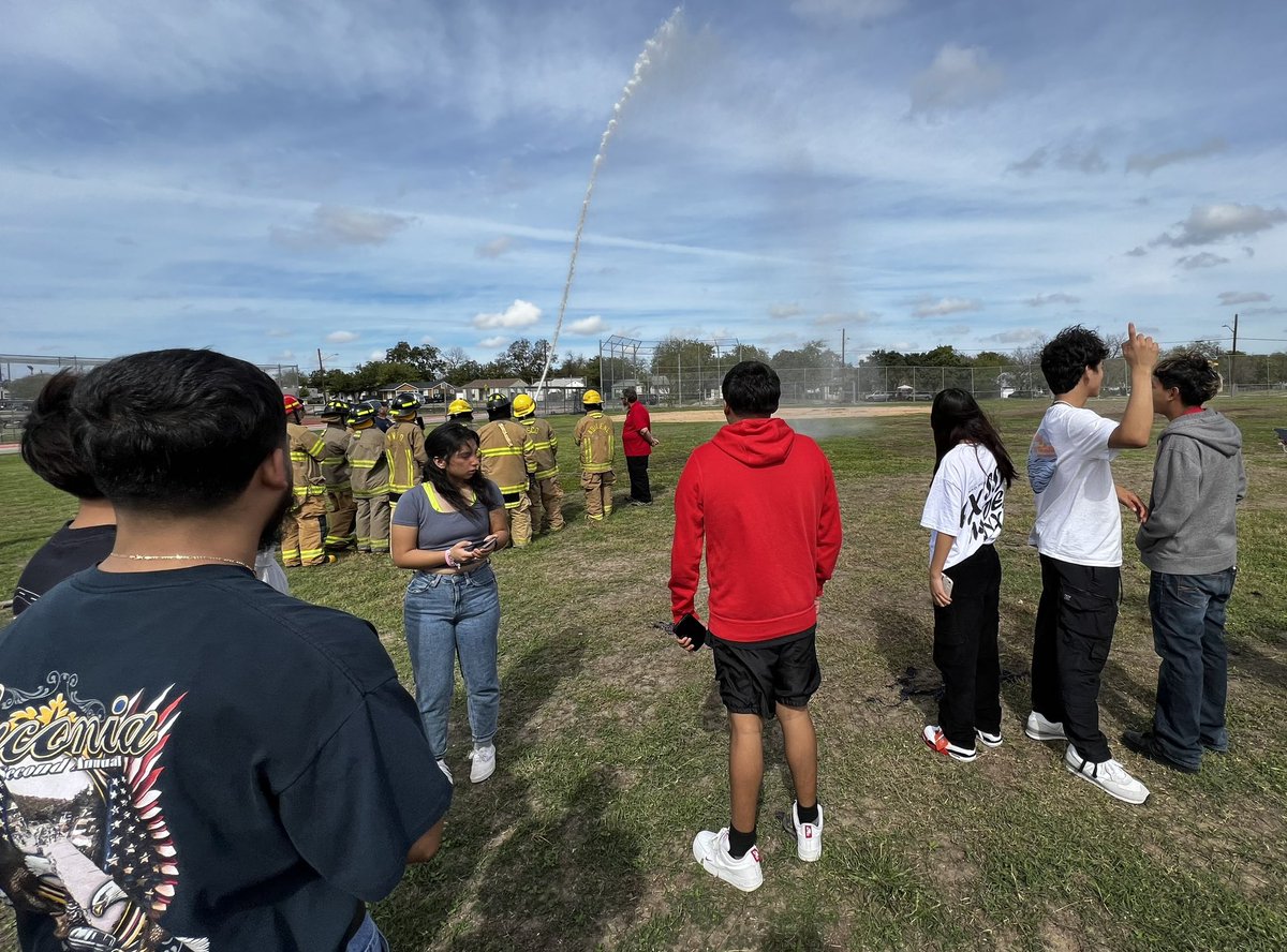 EdisonHS_CJ's tweet photo. Even though we bleed blue, we support our brothers and sisters in red! Thank you @SATXFire for helping @SAISDEdisonHS fire students build  real life skills! 🚔🚒 #GoBears https://t.co/XDOaGnQSmQ