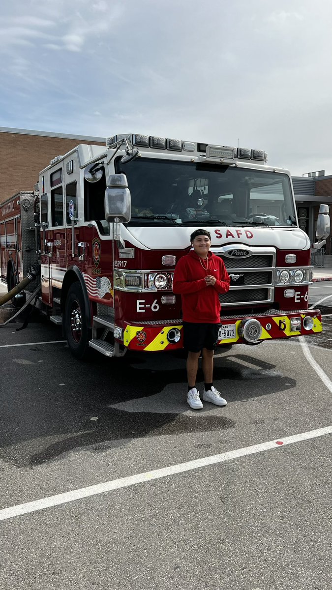 EdisonHS_CJ's tweet photo. Even though we bleed blue, we support our brothers and sisters in red! Thank you @SATXFire for helping @SAISDEdisonHS fire students build  real life skills! 🚔🚒 #GoBears https://t.co/XDOaGnQSmQ