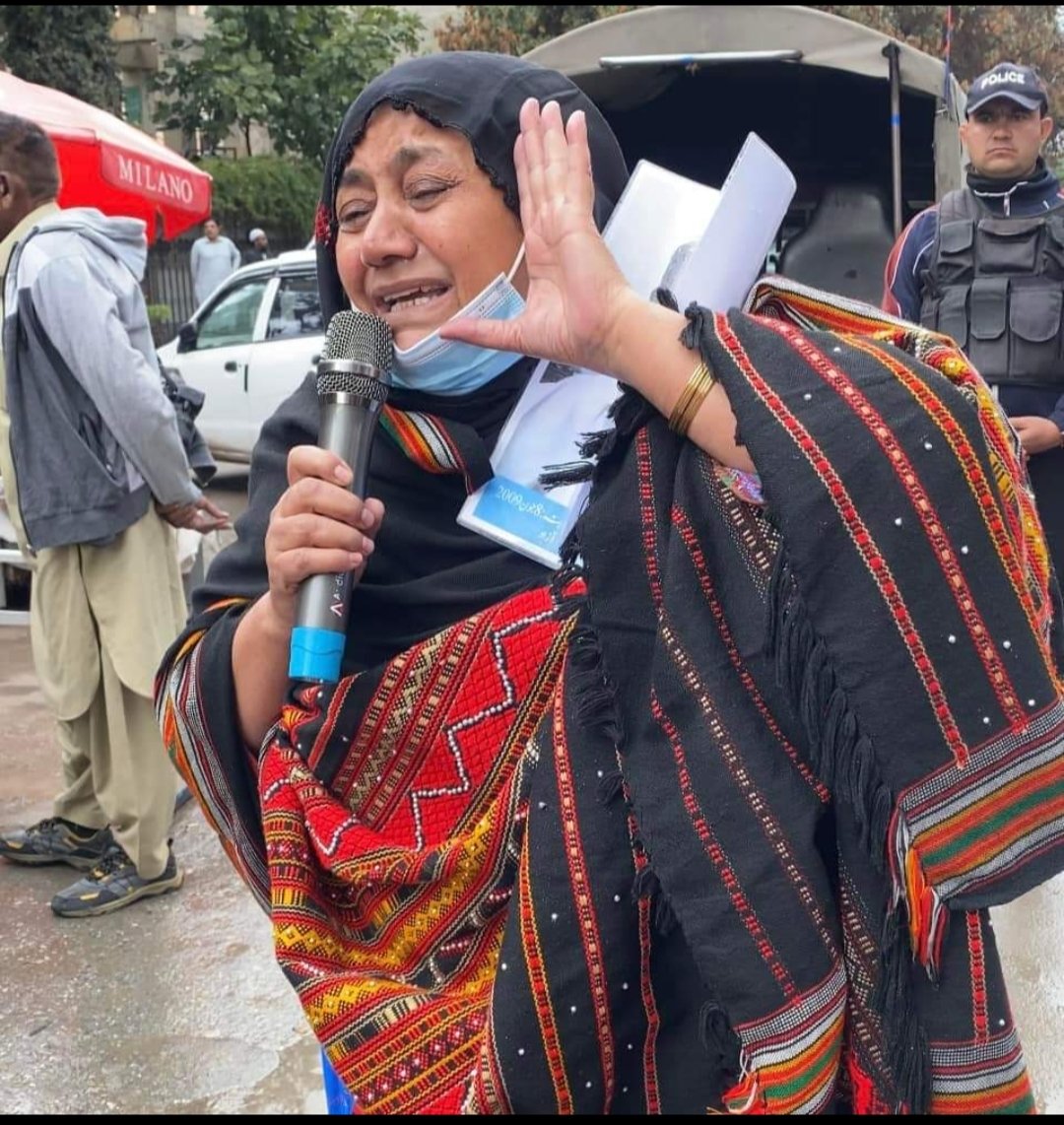 زاکر جان کی ماں برسوں سے اپنی لختِ جگر کی بازیابی کیلئے مسلسل سراپہ احتجاج ہیں اور مسلسل جدءُجہد کررہی ہیں
منتظر ہے راہیں تکتی رہتی ہے 14 سالوں سے  جہنم نُما زندگی کر رہی ہے
خداراہ اس ماں پر رحم کرے زاکر جان کو بازیاب کیا جائے