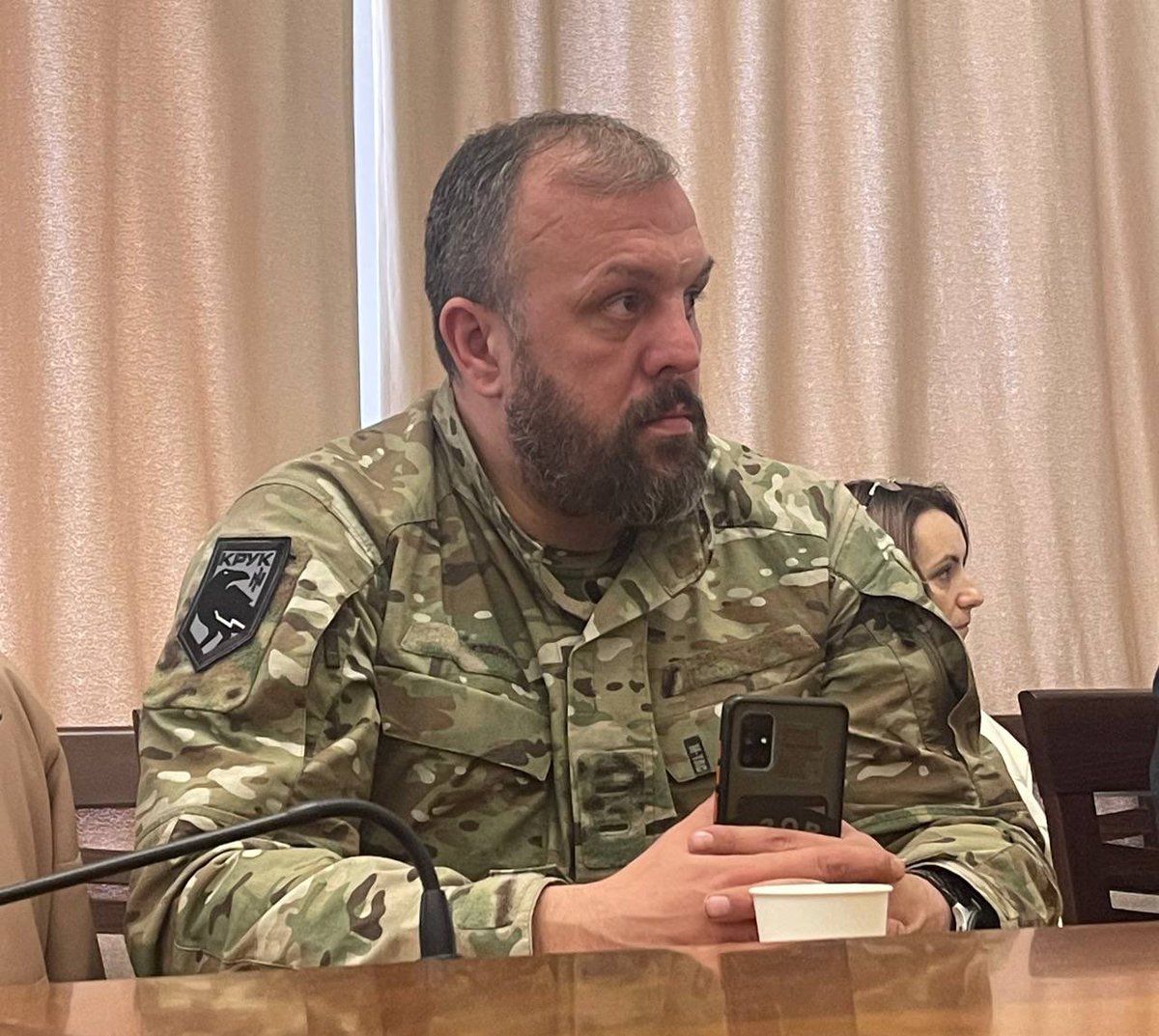 SymorozOfficial's tweet photo. Неприємний тред про те, як один ручний активіст забудовника прикривається формою та статусом військового для забудови Екопарку Осокорки в Києві.

Знайомтесь, на фото Артьомка Савичев - «активіст», який обслуговує інтереси забудовника Екопарку Осокорки Stolitsa group Влади Молчанової та прикривається імʼям 3-ї окремої штурмової бригади ЗСУ.

Методи у цього діяча не нові. Називає себе «відомим активістом», дискредитує тверезий громадський рух, потім просуває фейкові ГО під виглядом боротьби «за збереження зелених зон», а по факту просуває ініціативи, які вигідні забудовнику. 

Так сталося з цим діячем і у нас в Екопарку Осокорки - Ecopark Osokorky. Як ви знаєте наша ініціатива виступає за повне збереження дикої природи Екопарку без будь-якої забудови, це на секундочку 650 гектарів зі збереження озер Небреж та Мартишів. Проти цього забудовник - гаманець фракції «Батьківщина» у Київраді Влада Молчанова та їх подільник Віталій Володимирович Кличко, який сприяє забудові.