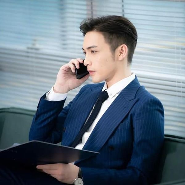 K_dramas_C's tweet photo. Estoy viendo #EstarJuntas por lo que os imagináis.
Efectivamente, está #VinZhang.
Aunque ella también me cae bien, es un personaje maduro y sensato, sin chorradas, con un noviazgo previo de 7 años. Quiero ver cómo se les acaba el largo amor para que entre el CEO a rematar... https://t.co/Hln2Avf4S8