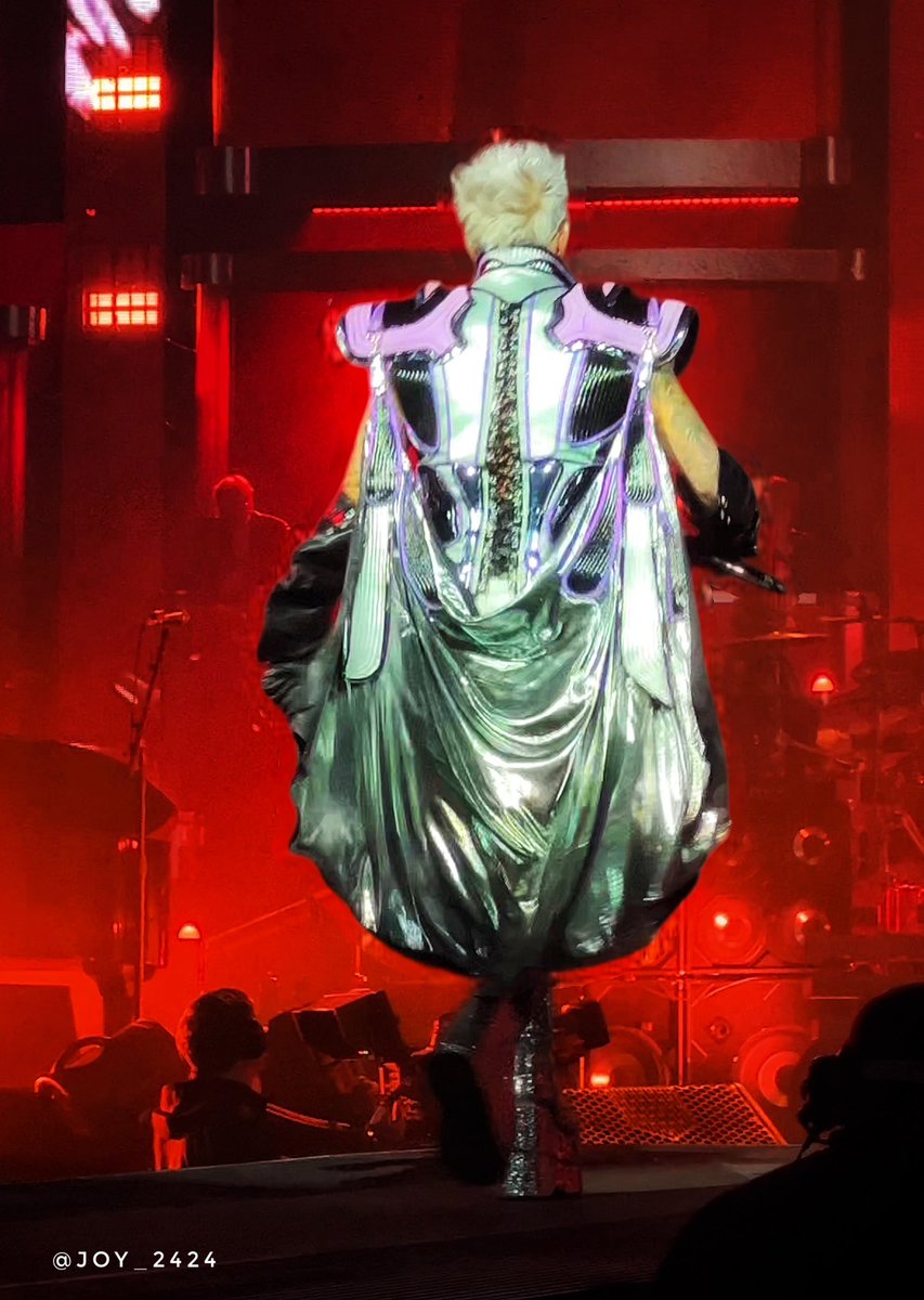 Joy_2424's tweet photo. Yes it seems I’m obsessed with Adam’s cape. It’s a stunner along with the star who’s wearing it. #AdamLambert #RhapsodyTour #QAL #QueenAdamLambert https://t.co/fJ5xqIRgMz