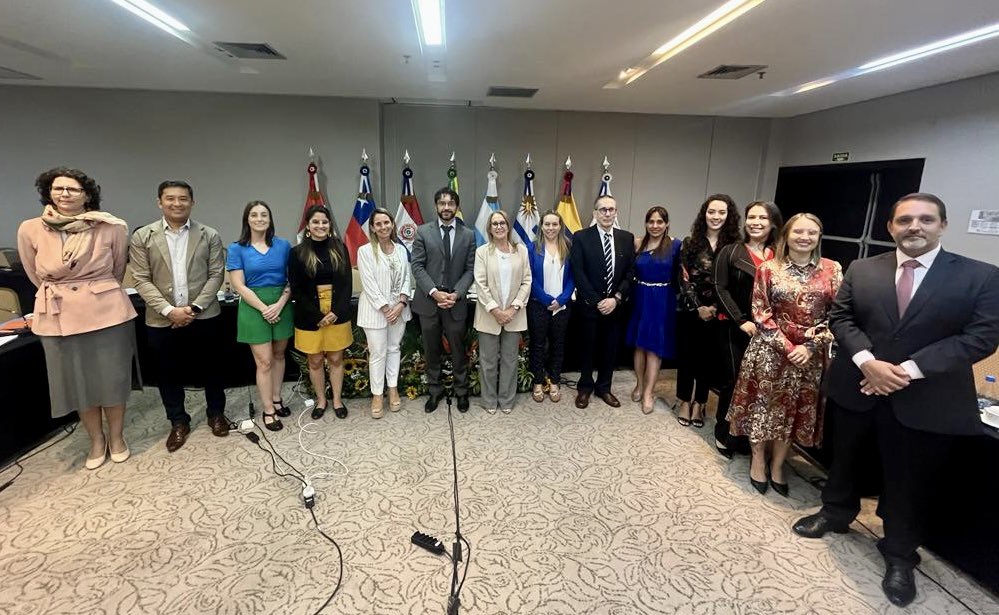 ➡️ Las mismas fueron coordinadas por la Presidencia Pro Tempore de Brasil y realizada de forma presencial en la ciudad de Brasilia, donde participaron miembros titulares de los Estados Parte; la Directora Ejecutiva del ISM, Mariana Penadés; y el Jefe del Departamento de