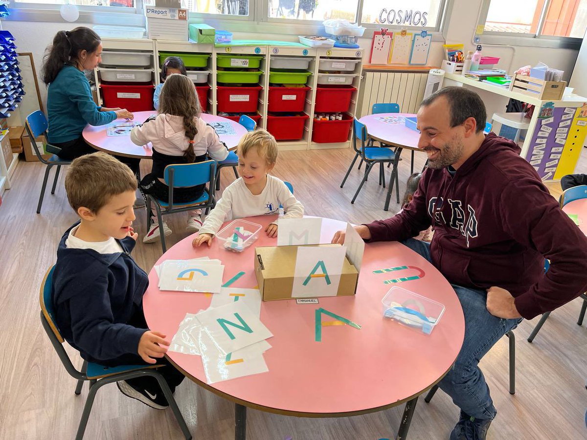 ColSantLluis's tweet image. ✏️🩻Divendres passat algunes famílies d’ #Infantil van venir a compartir una tarda d’ #Ambients 🍂🎲 a l’escola per veure el funcionament i jugar amb tots nosaltres.

#ColSantLluís #Curs20232024 #FamíliaiEscola #OpenDays