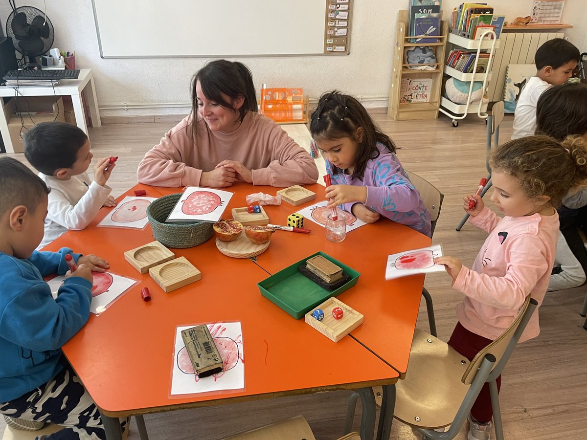 ColSantLluis's tweet image. ✏️🩻Divendres passat algunes famílies d’ #Infantil van venir a compartir una tarda d’ #Ambients 🍂🎲 a l’escola per veure el funcionament i jugar amb tots nosaltres.

#ColSantLluís #Curs20232024 #FamíliaiEscola #OpenDays